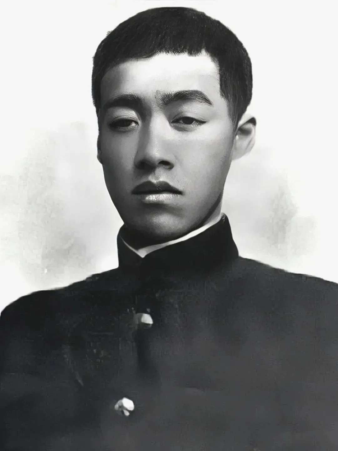 一名年轻人路遇强盗，主动把钱财拿出来，唯独不肯交一张纸，这时强盗夺过来一看，没想