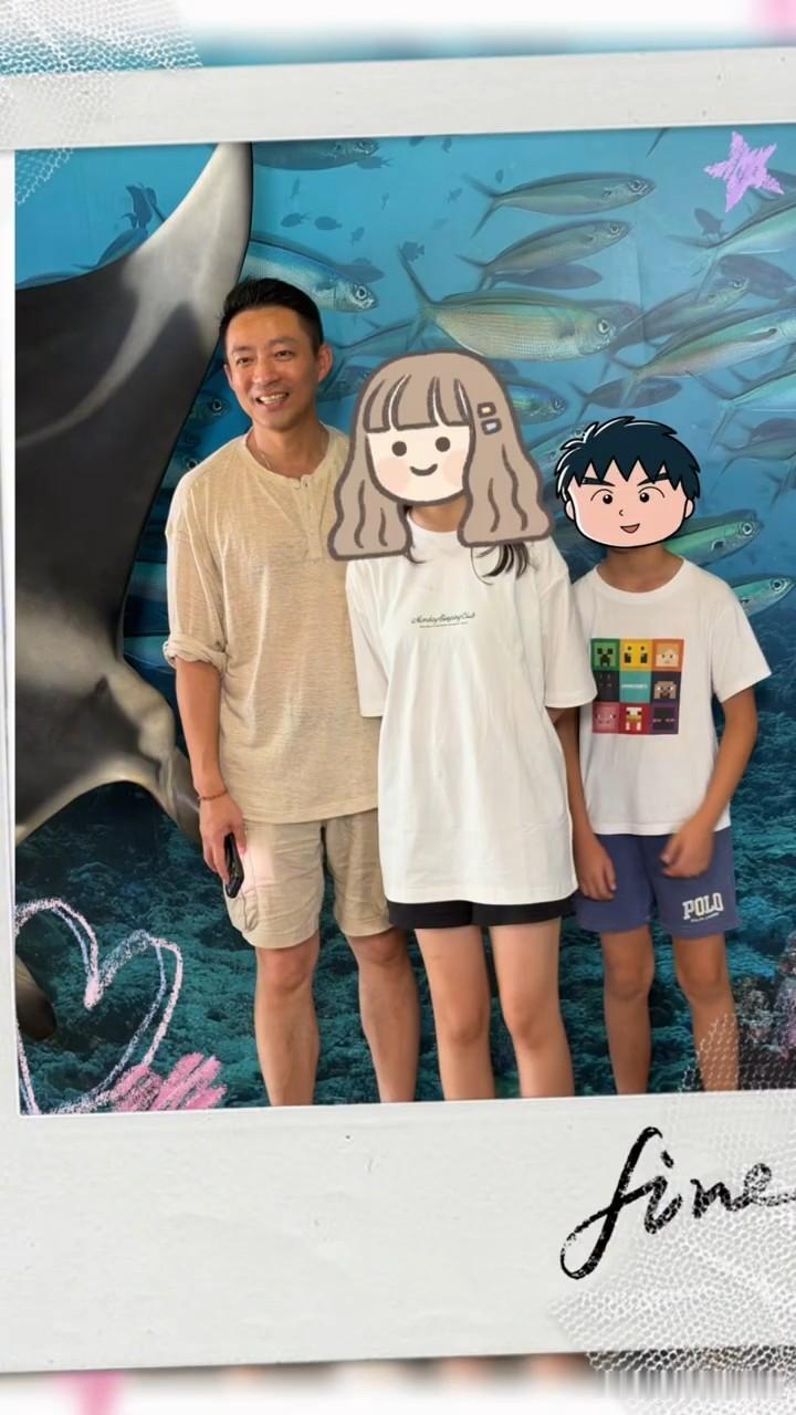 汪小菲携一双儿女到香港游玩，一身休闲穿搭，完全看不出来他是一位餐饮公司老总，特别