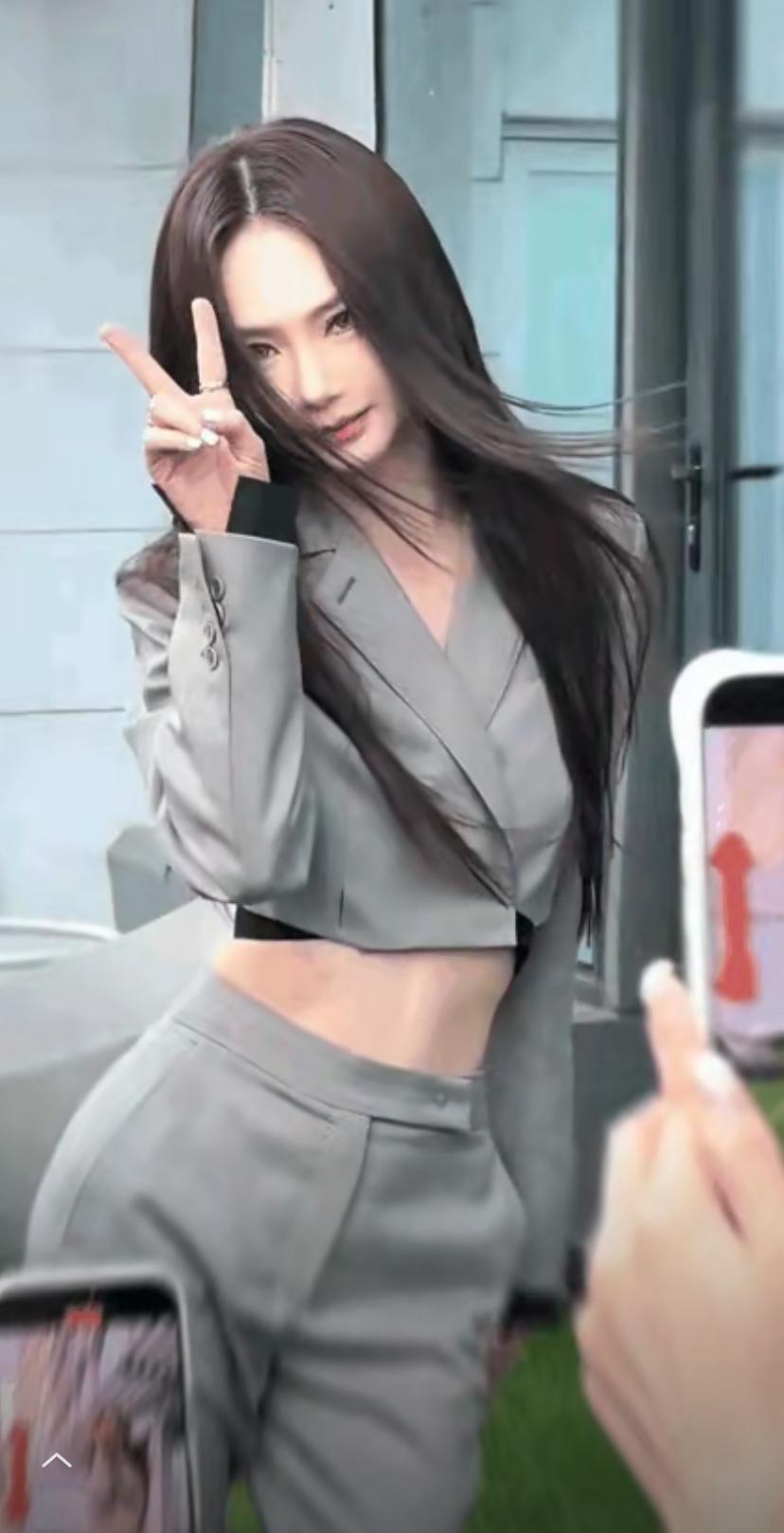 戚薇，可不能再瘦了，这小蛮腰感觉一把就能握住了。脸依旧很漂亮，也很精致，但是感觉