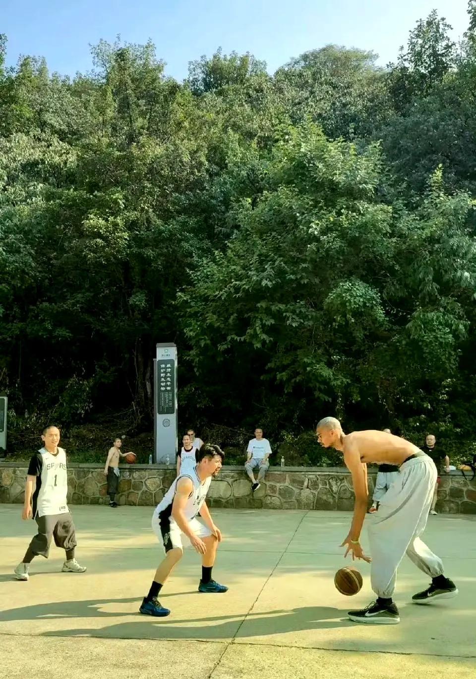 建议归化！文班亚马是真像中国人啊！这位来自法国的年轻球员，在少林寺的短暂