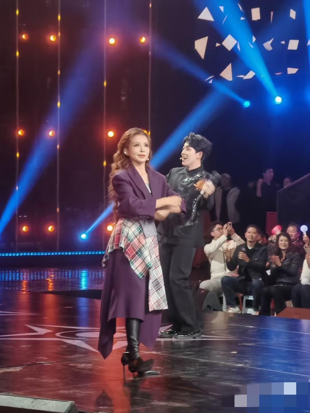 4月21日晚上，朱迅录制《星光大道》，嘴歪了颈纹深看着好辛苦，她刚从南昌回来就马