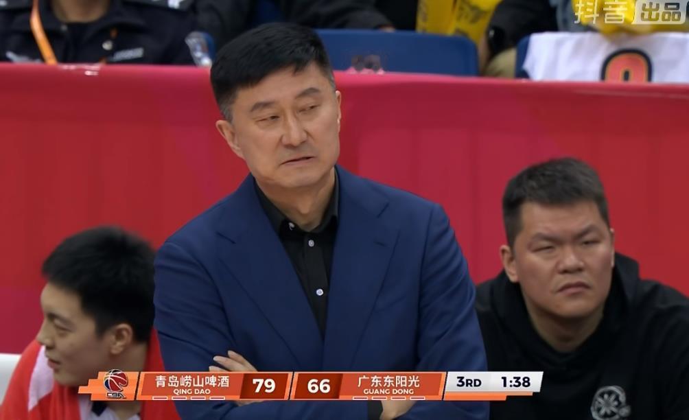 其实广东队现在打的不好真赖不着杜锋，和青岛队比赛打完三节比赛，球队里国内球员工资