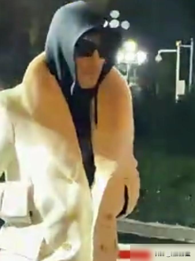 54岁胡兵，10亿身家，至今单身。春晚彩排现场，他身姿挺拔如少年。但比状态更