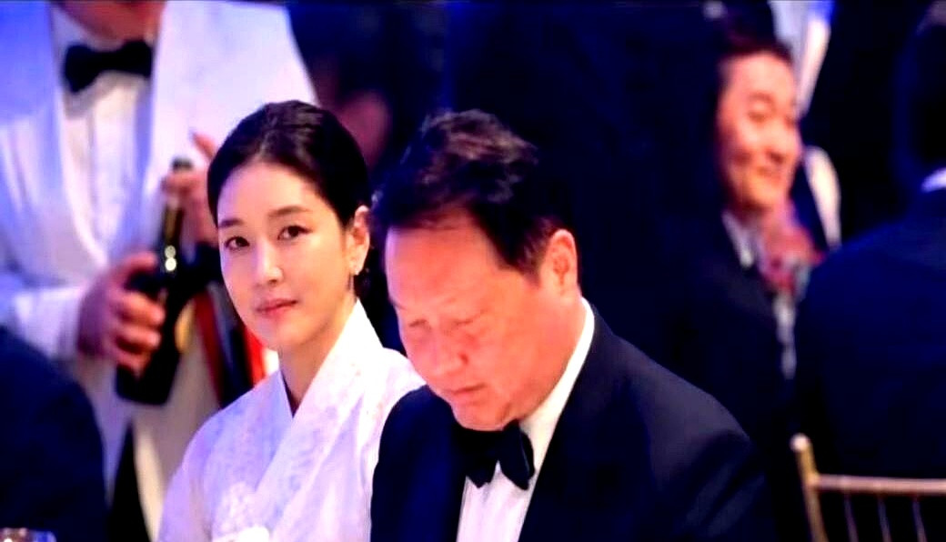 崔泰源刚被法院判赔前妻近万亿韩元，转头就带着金熙英高调现身纽约晚宴，同桌坐的还是三星李在镕和英伟达黄