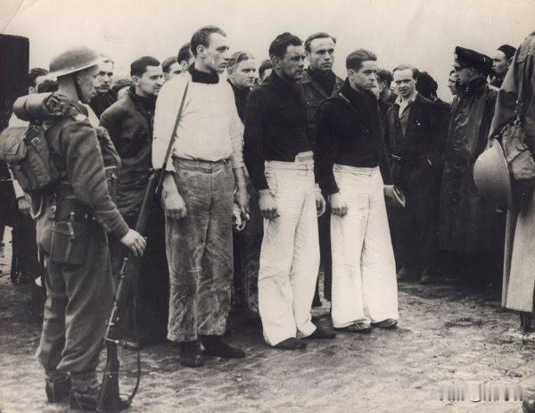 这张历史照片记录的是1941年5月31日，德国“俾斯麦”号战列舰（Bismarc