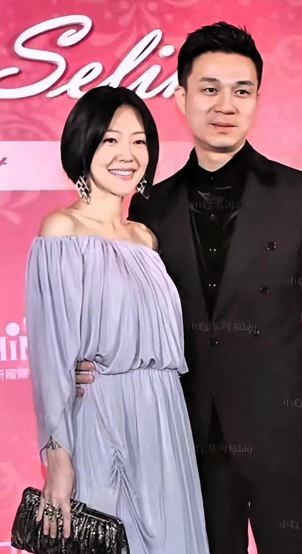 S家姐妹花，婚姻路各异大S和小S，结婚的路不一样，大家都在想，这到底是怎么一回