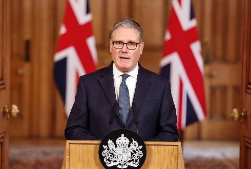 太尴尬了！英国首相不敢帮助特朗普的原因曝光了。刚刚，美国媒体彭博社刊文分析认为