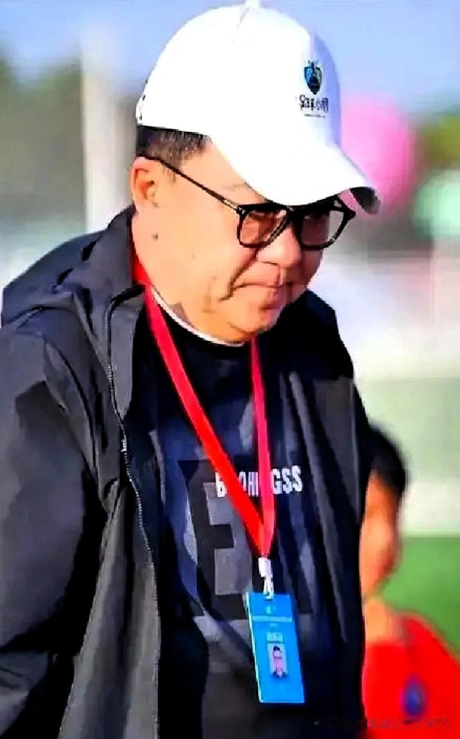 14岁小将戴佑泽，因比赛中队友提醒回防时叉腰摆烂，被董路当场踢出大名单，甚至取消