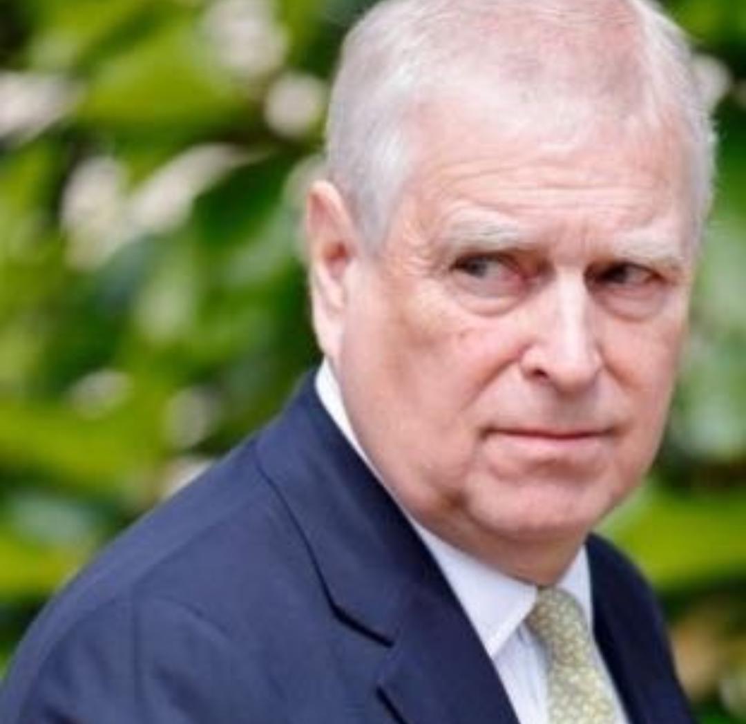 英国王室又闹大新闻啦!当地时间10月30日,查尔斯三世启动程序,把弟弟安德鲁王子