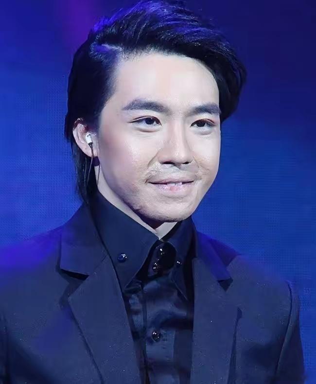 真的不得不承认，38岁的俞灏明是个狠人，烧伤后，他选择了条非常吓人的复健之路。当