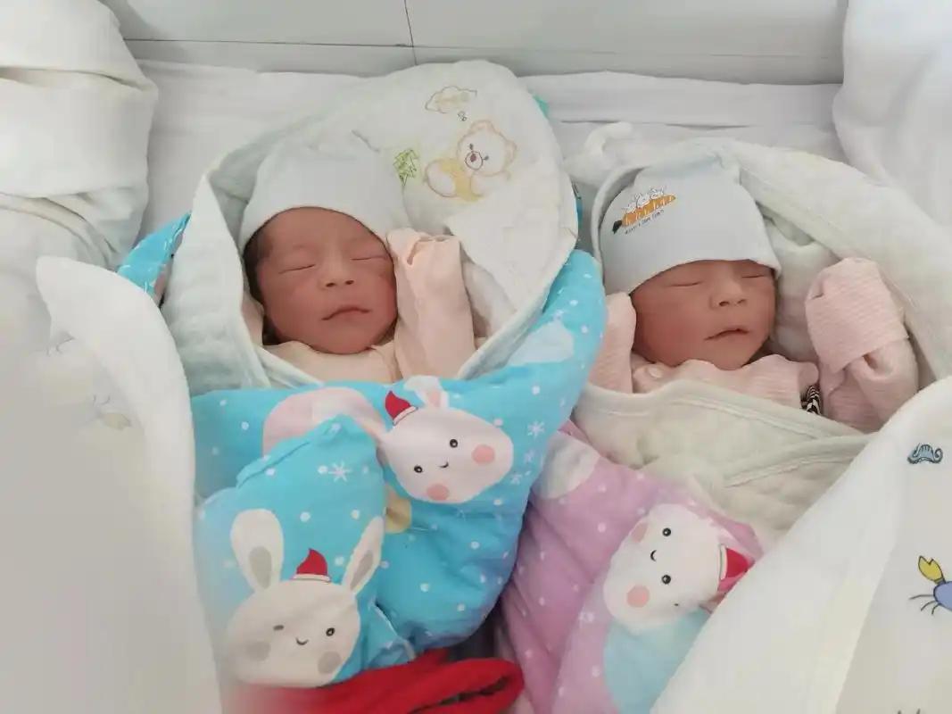 🌛现在还有人骂年轻人不愿生孩子是自私、是摆烂，可谁又真正看清过，这届年轻人