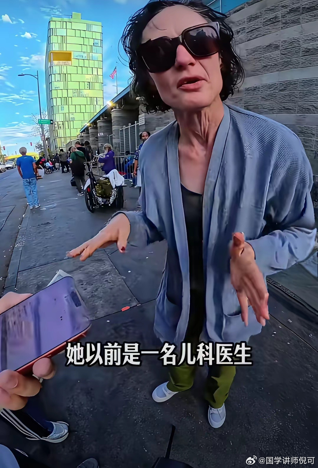 “最近刷到这条美国街头采访的时候我愣了很久：这位举着‘需要食物和住处’纸牌的流浪