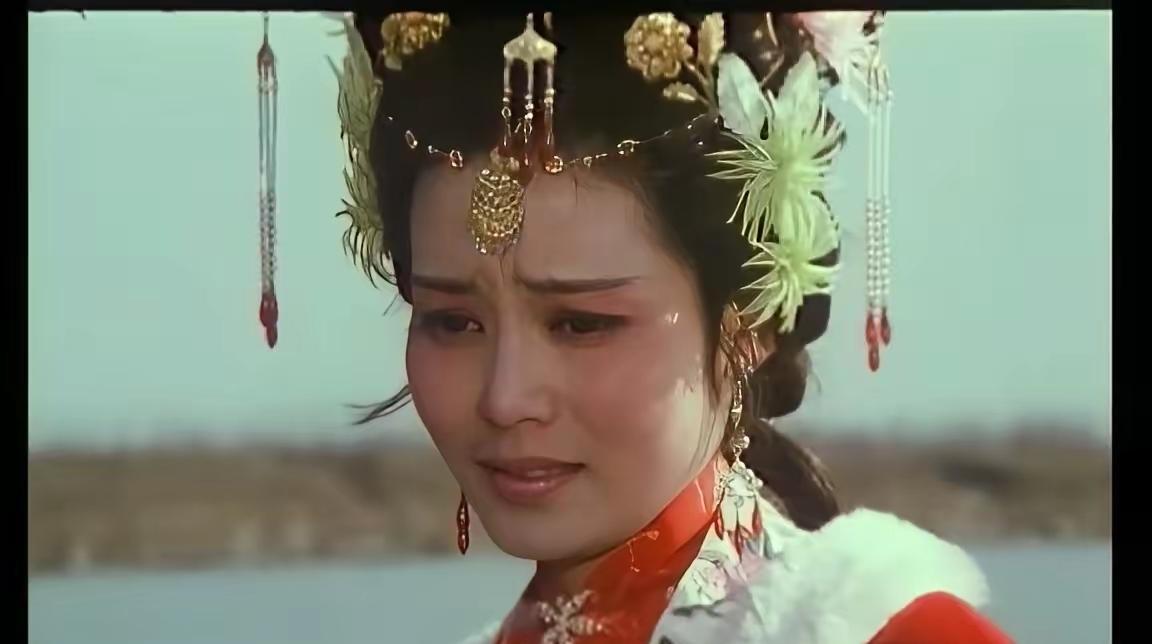 李甲前期是有钱，应该很快花完了，他嫖的是头牌，很花钱的，后期应该就是杜十娘用私房