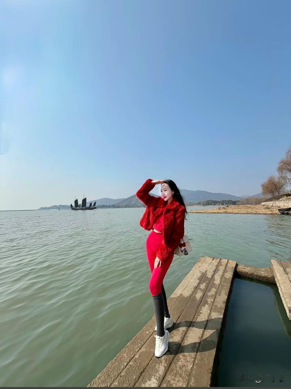 在湖边漫步，享受宁静时光🌊👗