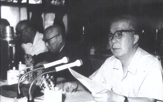 该兵种拟降为兵团级，考虑不好授衔改为正军级，他卸去政委职务“老莫，方案定了，机