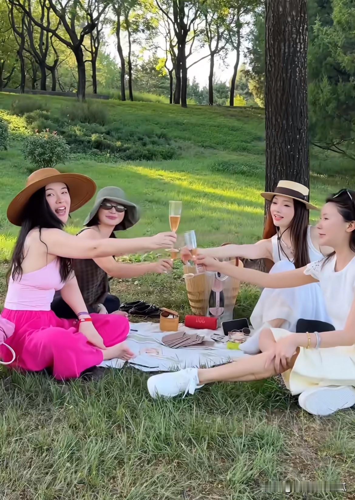 这四个里就霍思燕最幸福了🥰这四人的友谊快20年了吧，那时候霍思燕还养着巨贵，