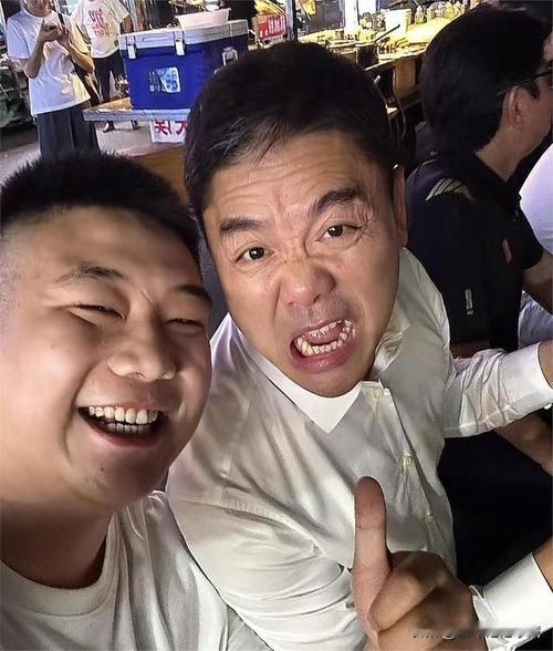 近日，回宿迁老家的京东创始人刘强东一件白衬衫、蓝色西裤现身街头大排档，和众人在大