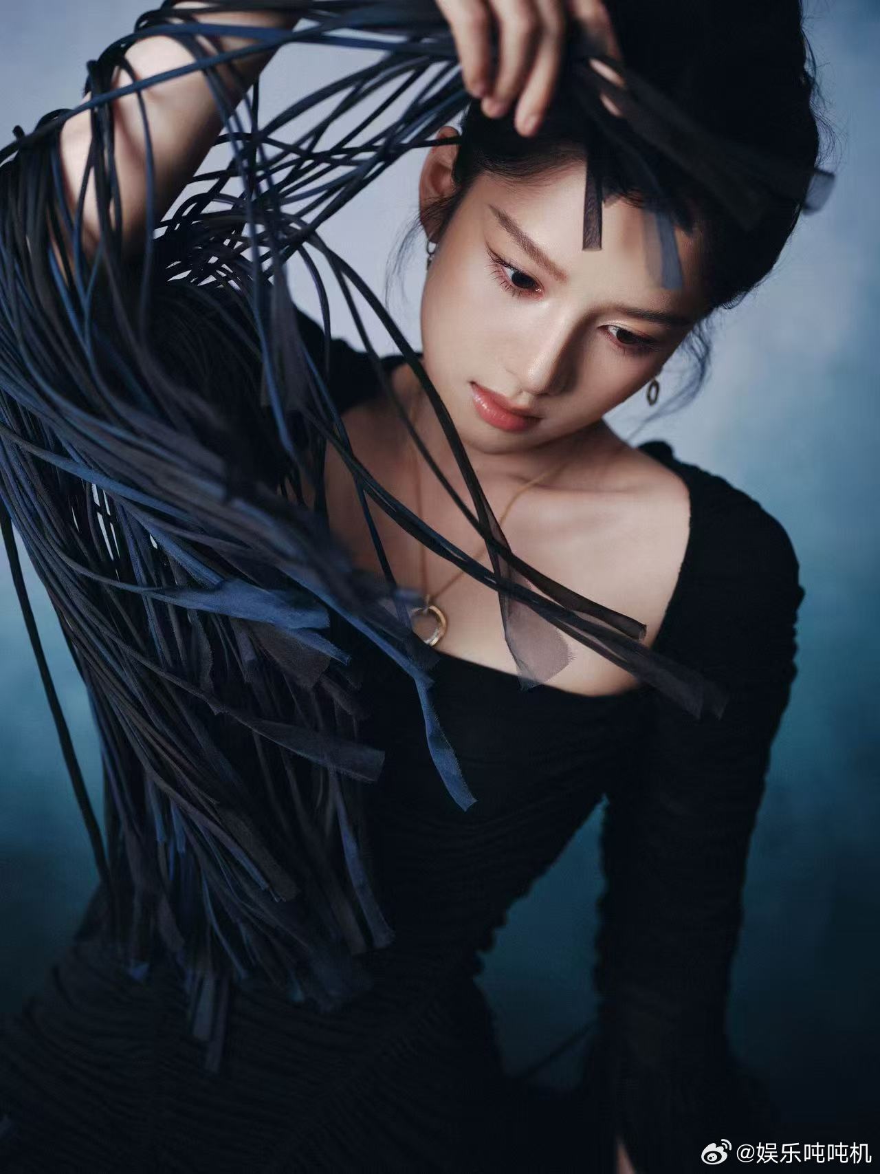 张婧仪以为戴眼镜能伪装自己张婧仪这造型太会了！黑流苏裙完美勾勒身材，戴上眼镜却