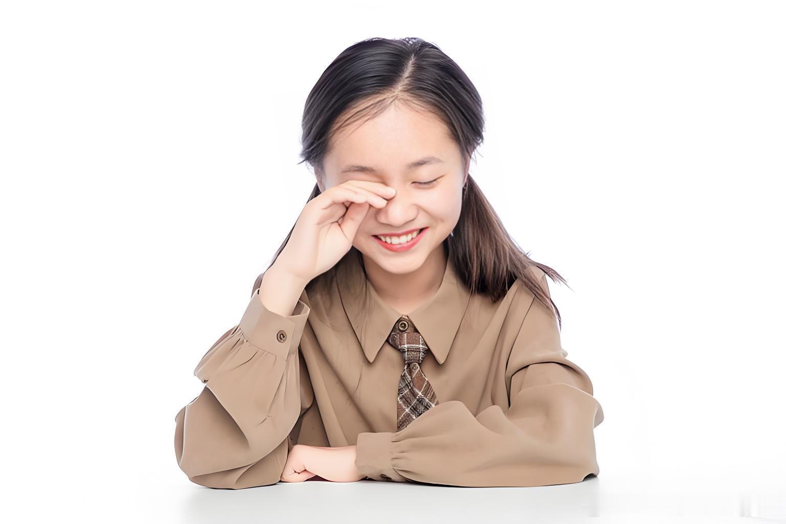 提醒各位家长！暑假孩子在家，最容易被忽视的问题——长时间低头看电子产品。最近接诊