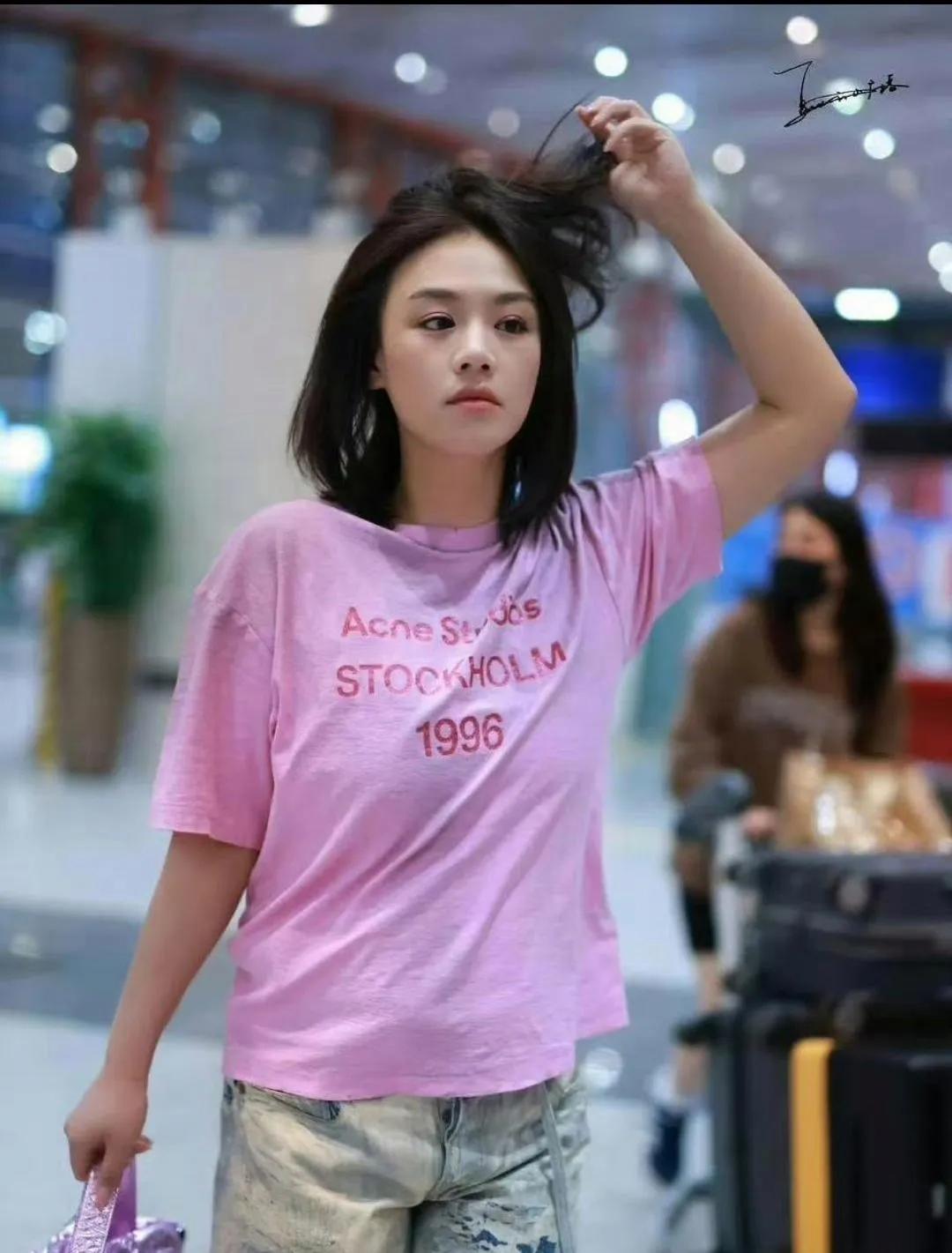 马思纯机场出行，清爽短发辨识度很高。粉色T恤搭配做旧牛仔裤，简约休闲，松弛感直