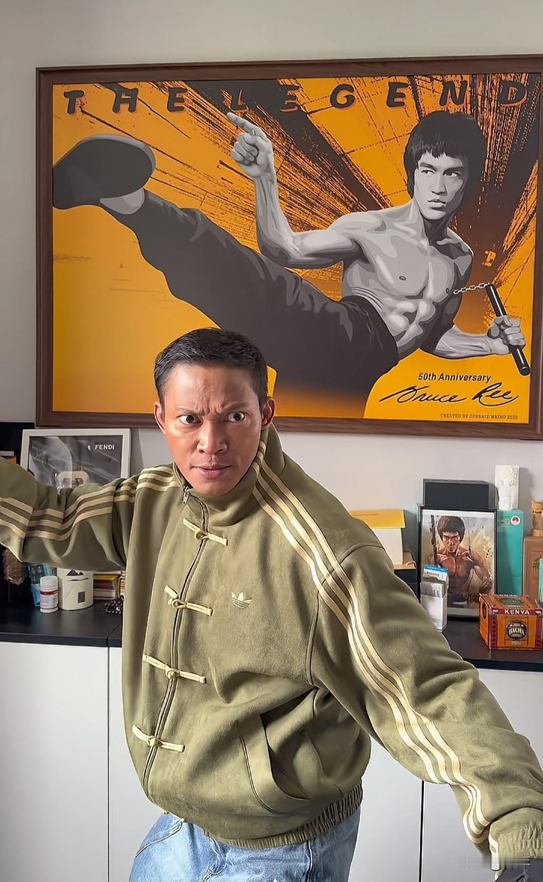 泰国动作影星托尼贾模仿李小龙。