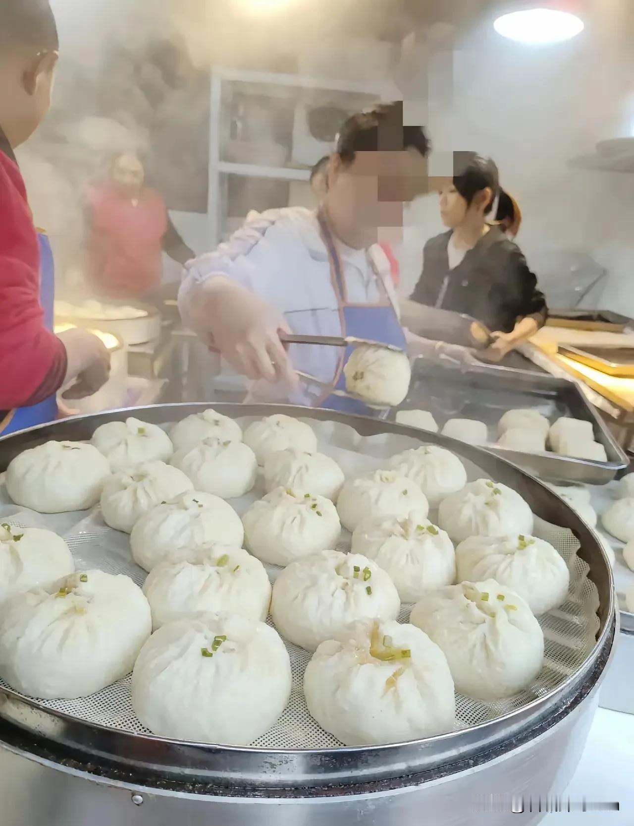 那个20平米的包子铺搬走那天，房东还在庆幸涨了75%租金，可半年后铺子空着，降价