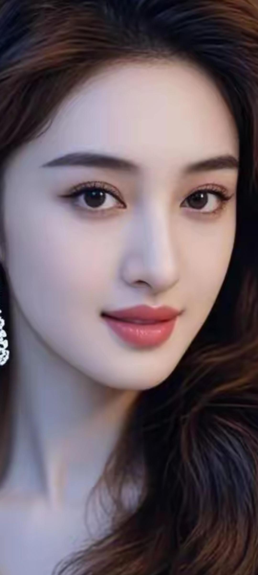 温柔甜美的少女，精致的妆容和优雅的耳环，散发着迷人的魅力。