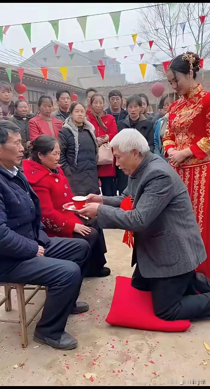 白发苍苍的老人跪在地上，再给比自己还年轻的岳父岳母敬茶，这画面看着的确有些不太和