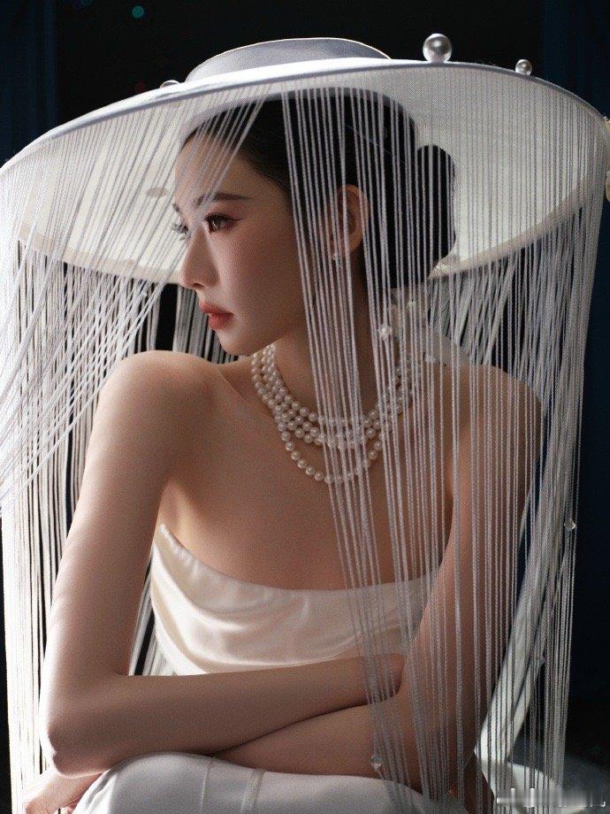 张艺凡在线等一个建议张艺凡这顶流苏帽太有氛围感了！戴上去古风仙侠那味儿直接拉满