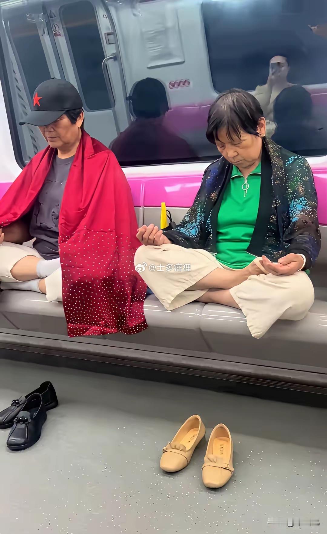 现在好出风头的老人真的是比比皆是，高铁上是打坐的地方吗？
