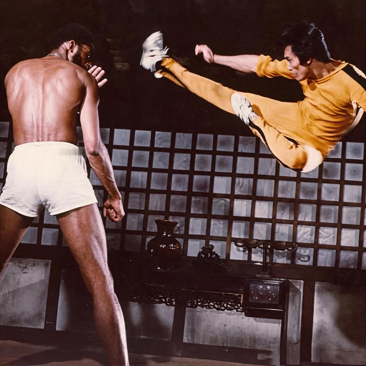 这是李小龙与巨人贾巴尔切磋武艺。1967年，李小龙在洛杉矶开办截拳道拳馆，此时2