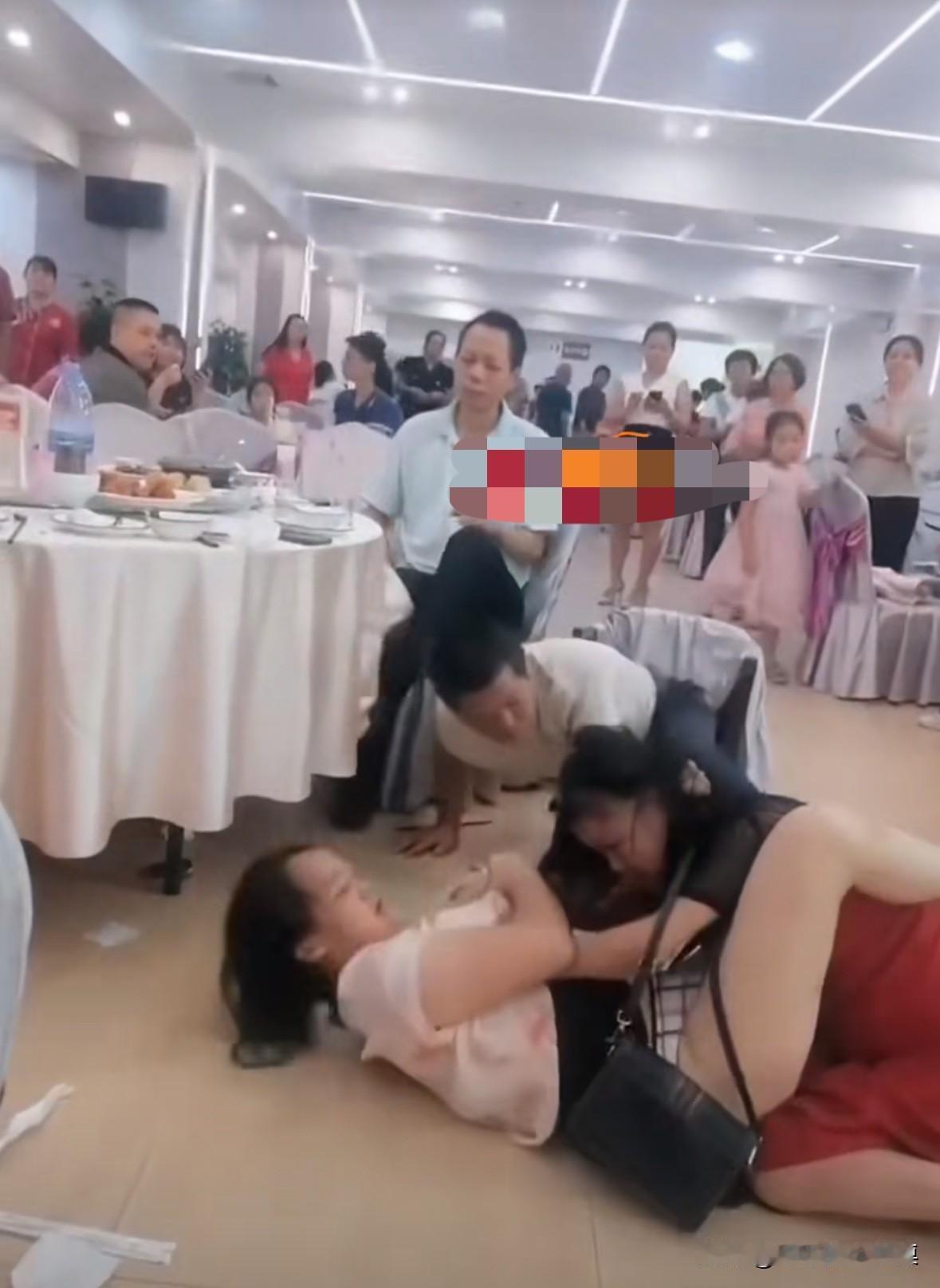 众人正在吃酒席，两个女人说话间起了冲突打了起来，我现在才明白为什么这么多人喜欢看