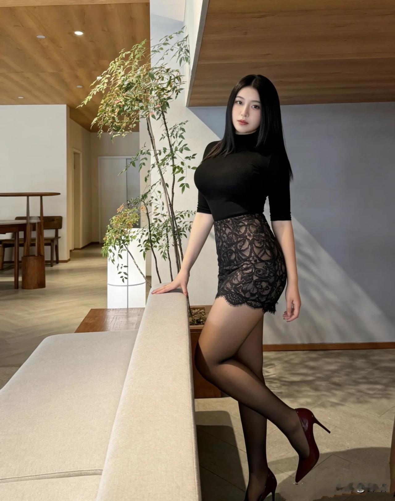 美图欣赏，看图写诗《晚窗凝影》七言绝句晚照穿窗漾暖光，黑绫笼玉点红妆