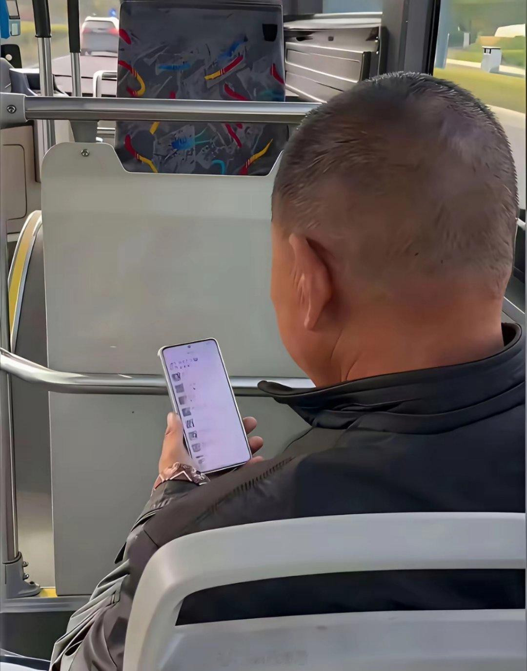 一看大爷的衬衫穿搭，就感觉不简单，比我们年轻人还会网恋。