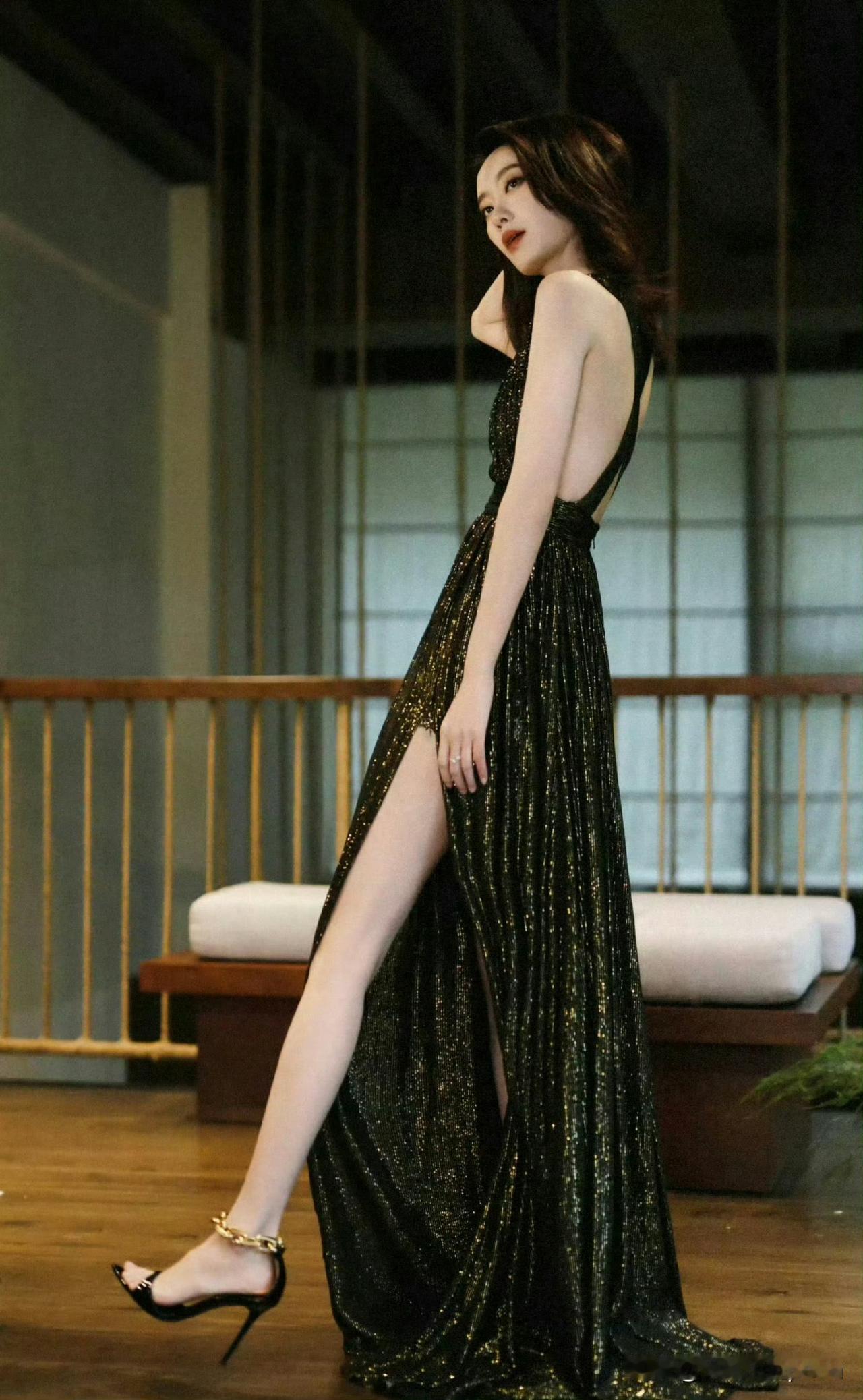 张小斐这身“战袍”直接封神了！亮片加高开叉，该抢眼的地方一点不含糊，但小斐穿起