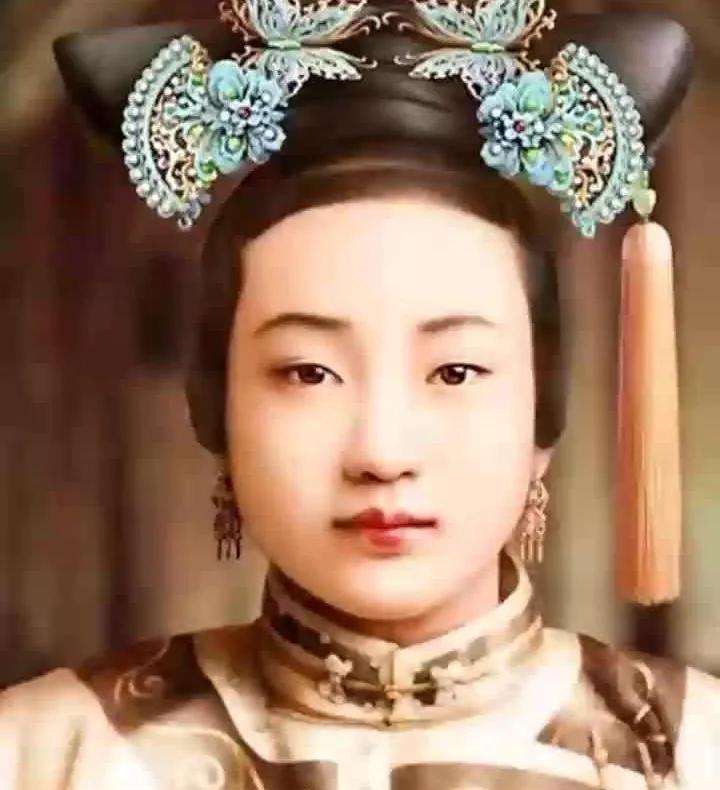 1901年，珍妃的遗体被打捞上来，珍妃的弟弟志锜，跪在井边，看着面目全非的姐姐，