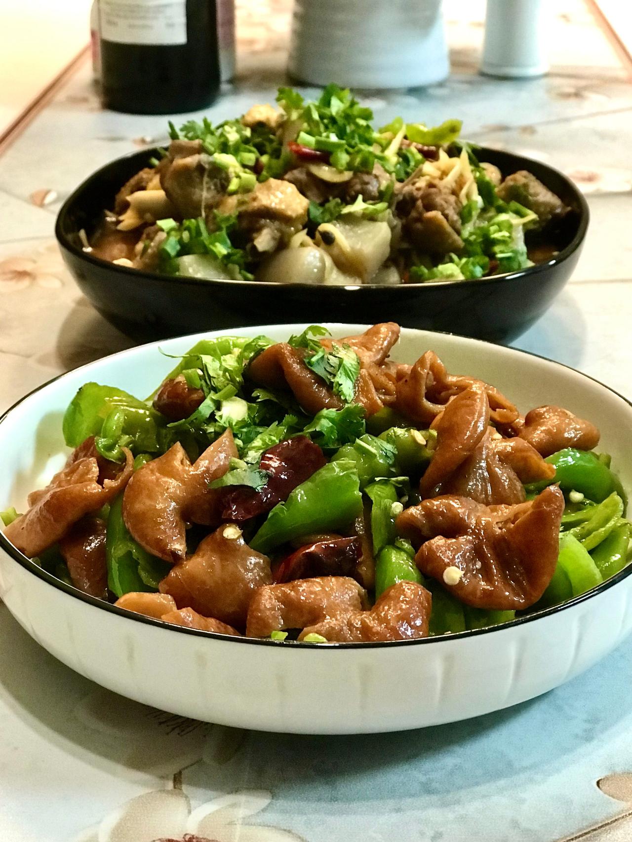 前天在家里给老公过了一个简单而又温馨的生日，一份仔姜烧鸭、一份青椒干煸卤肥肠、一