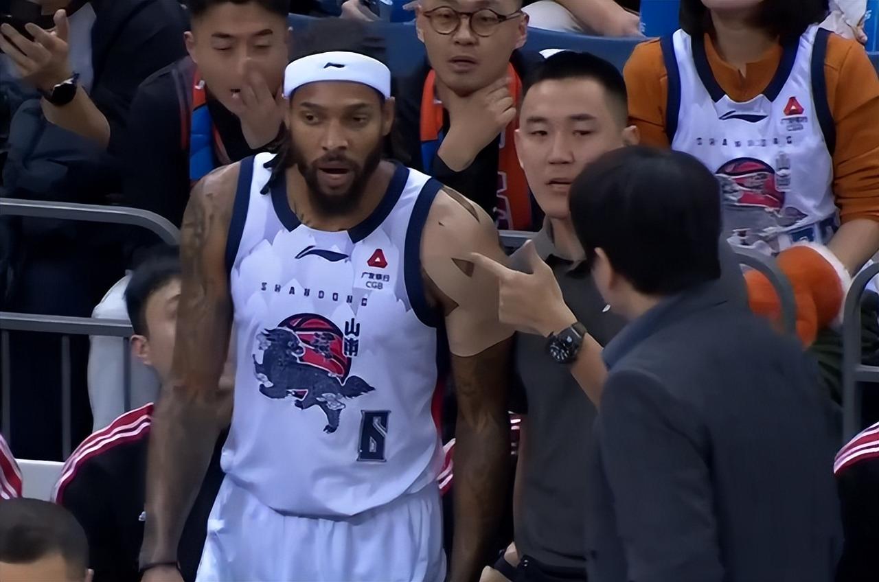 爆冷！山东男篮被下游球队吊打，邱彪不满球队表现，找外援聊天2026年2月2日