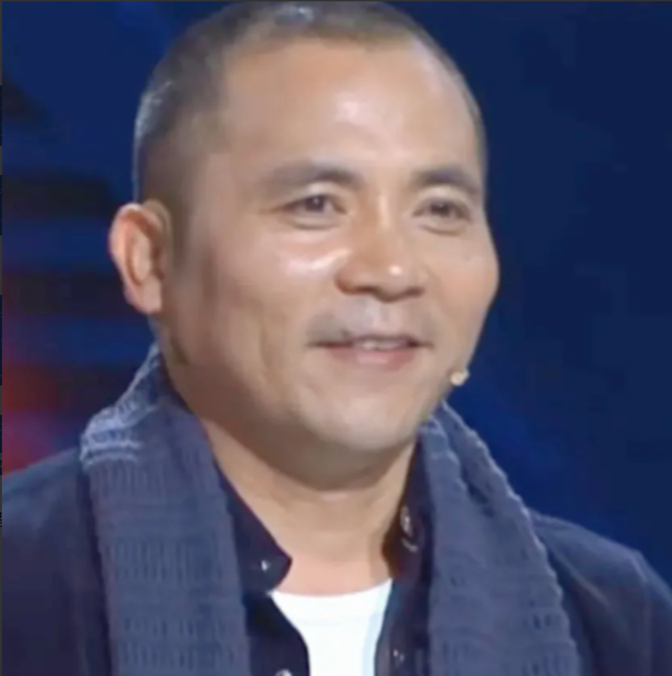 2012年，河南一名12岁留守女孩就读于一所免费学校，校长像父亲一样关心她，没想