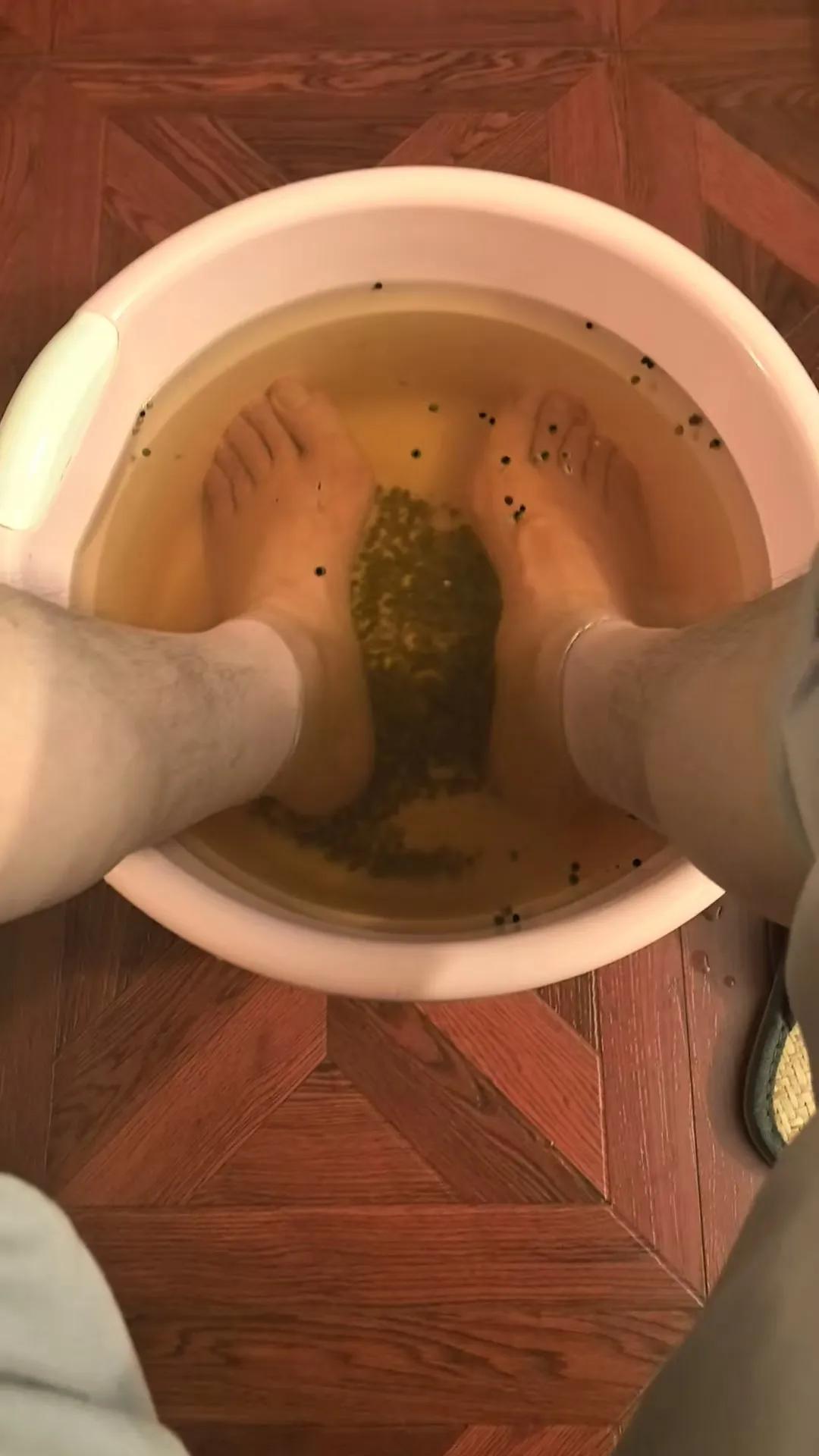 花椒水泡脚，一觉到天明。中医常说：最好的养生是高质量的睡眠。对此，我深有感