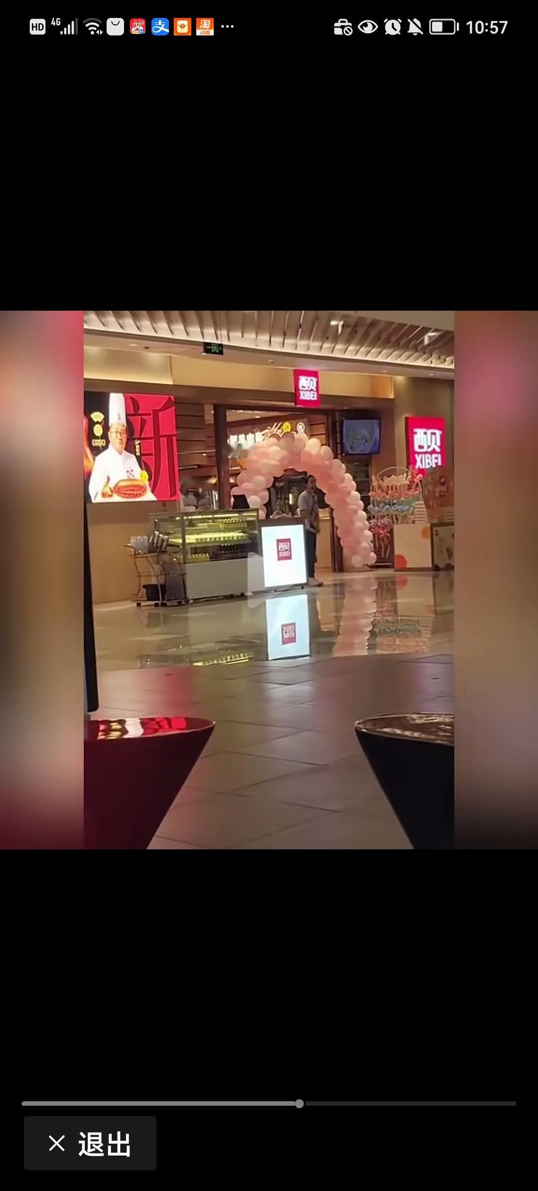 西贝越来越凉了，吃饭时间门前空无一人，若大的餐厅，服务员等不来吃饭的顾客，百无聊