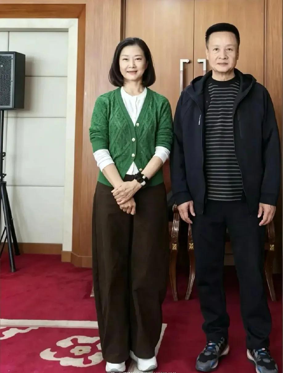 宋祖英和阎维文的一张合影。他们的歌声很好听，台下的两人穿着得体、挺接地气的；骨