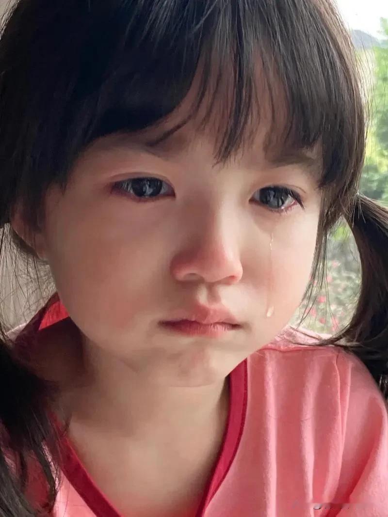 浙江温州一个班主任正在办公室批评一个女孩。她问：“你妈妈是做什么工作的？”女孩回