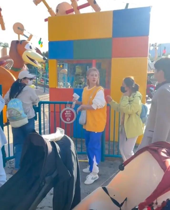 郑恺一家游玩，牵着老大老二又没带小女儿，苗苗打扮女团白又美！！！