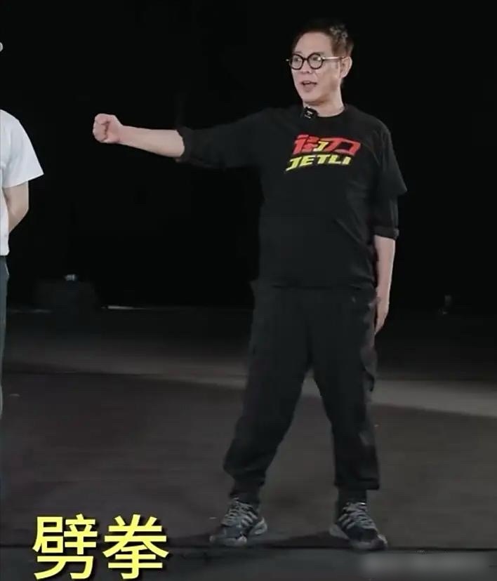 李连杰的恢复速度也太神了吧！从住院做手术到现在还不到一个月，他不仅能走能跑，还能