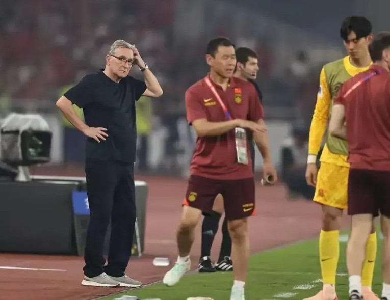 锋线上张玉宁背身做球的能力无人可及，王钰栋已基本确立主力边锋。中前场林良铭有较