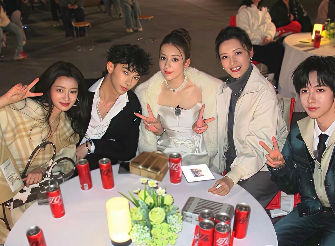 伊能静儿子晒和方媛、周涛合影，天王嫂确实漂亮！有一说一，方媛能从一个小县城，走到