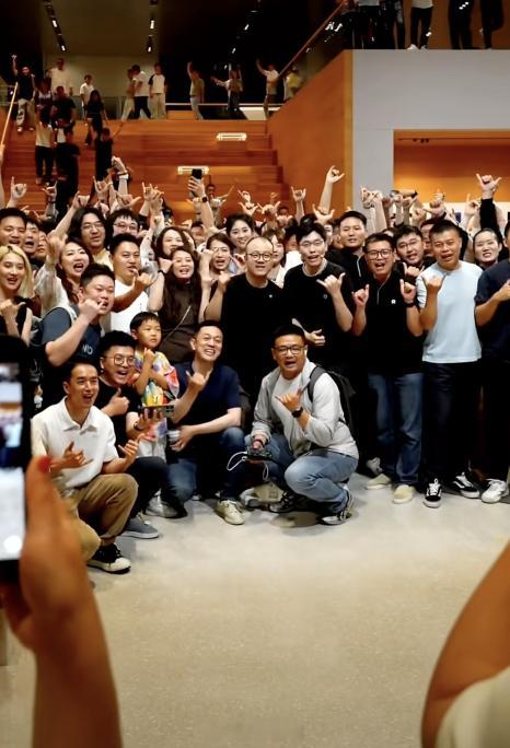 发布会结束后，李斌与众人合影。这次ES6和EC6的一起发布，主打一个「六