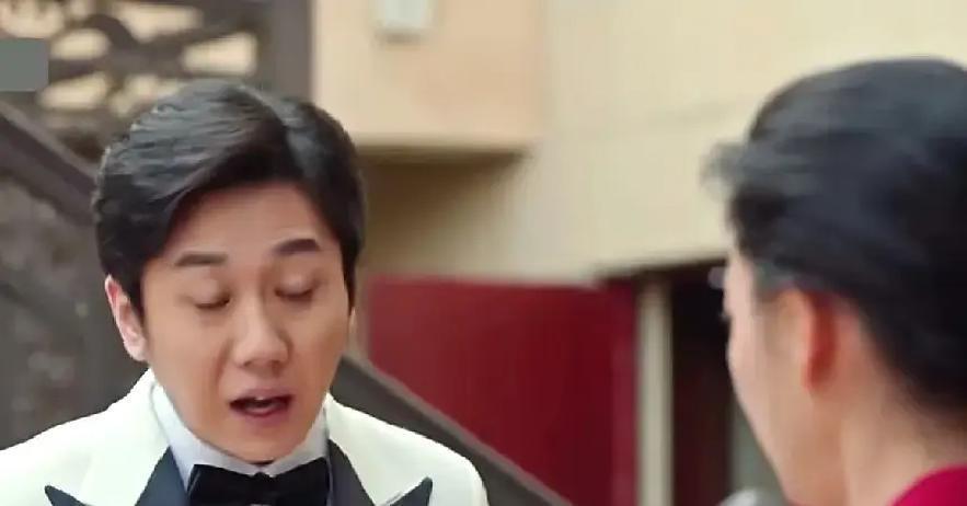 婚礼上，儿子对着麦克风说：“这辈子，我只叫台上那个人爸爸。”养了他二十多年的