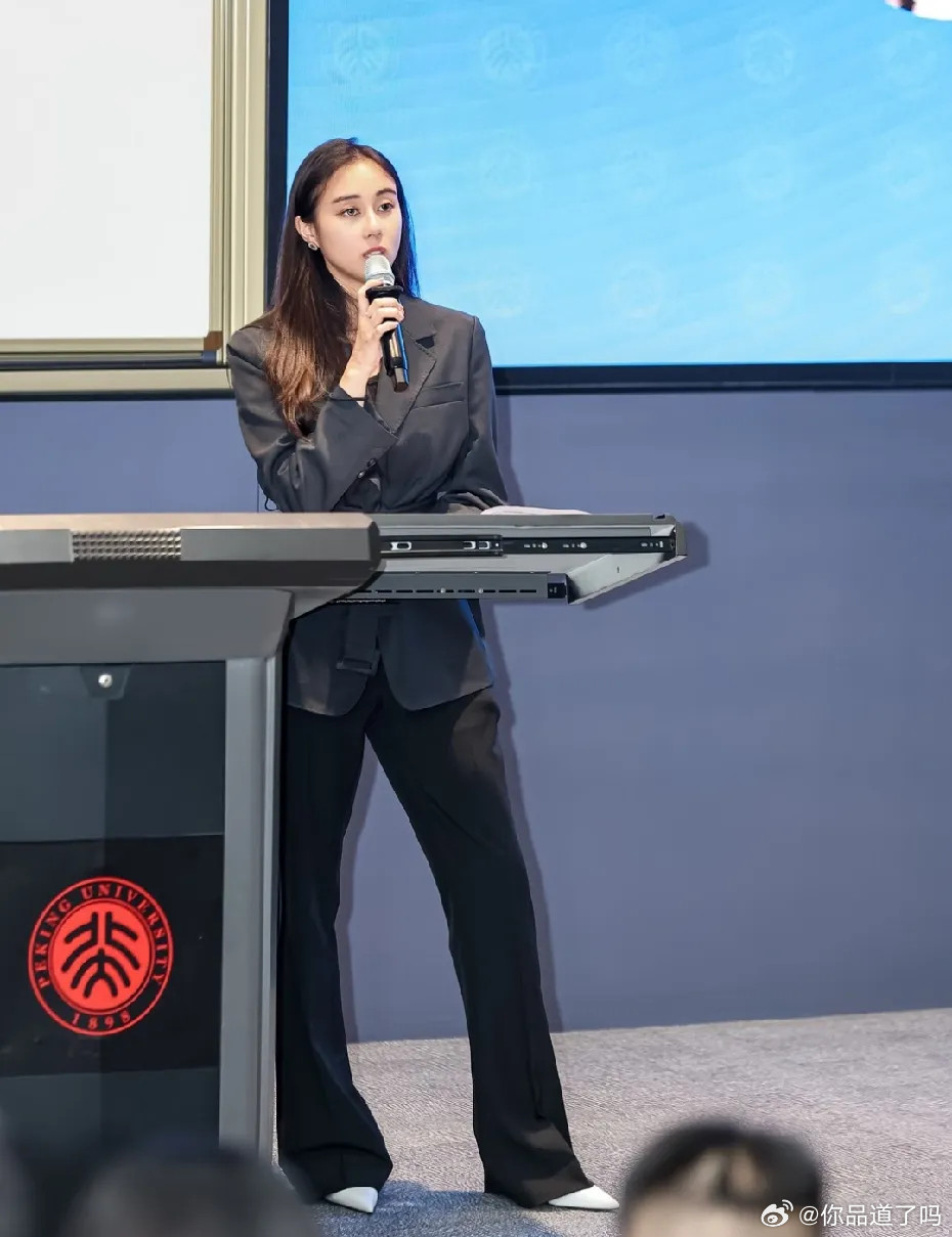 何超欣出席活动上台演讲全程落落大方！有一说一，她和她哥何猷君都蛮厉害的，算是港圈
